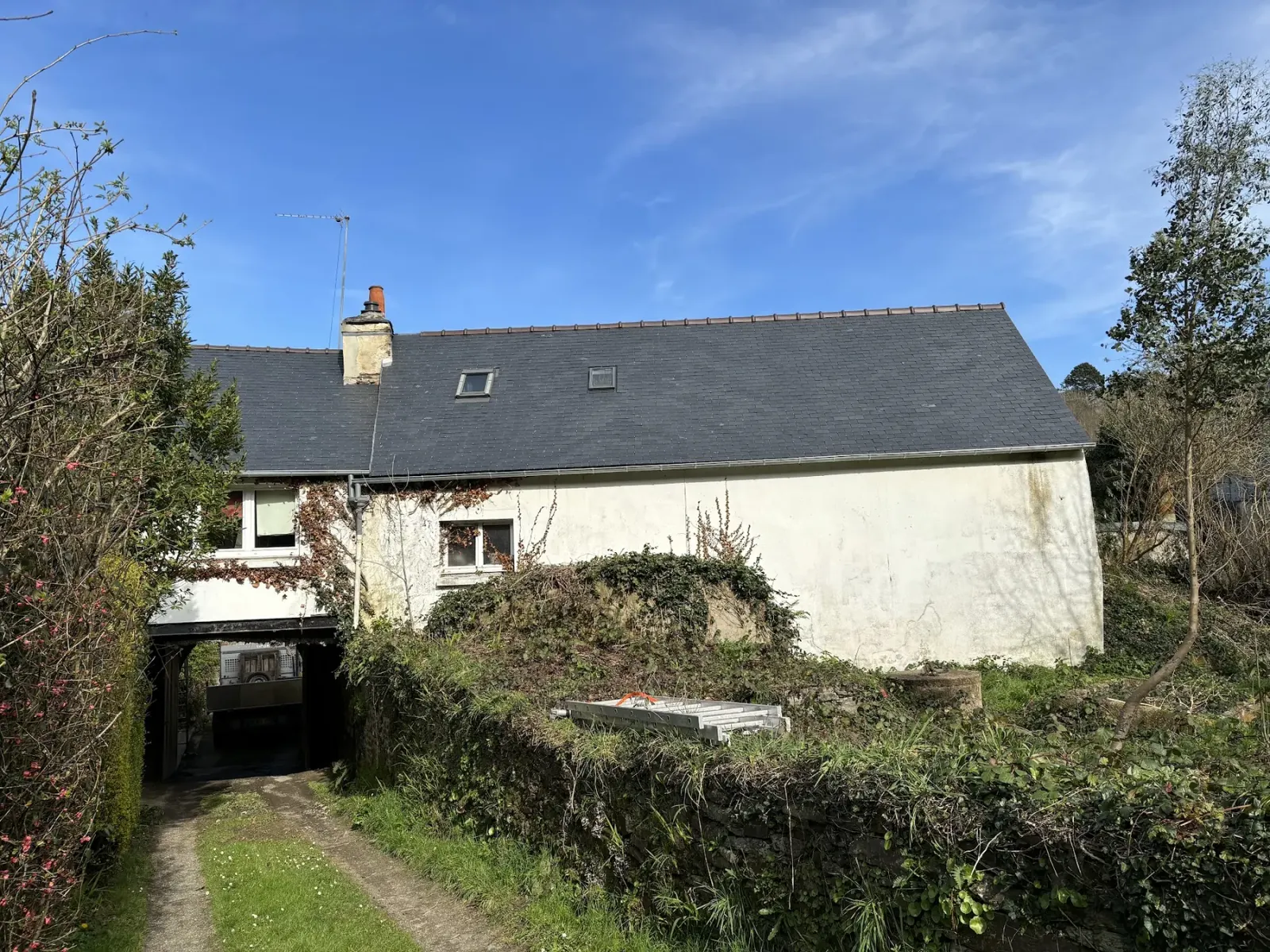 Maison avec sa couverture en ardoise après rénovation par Service du Pays